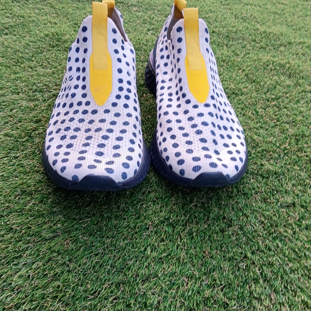 Epic React Slip-On Polka Dot Knit Sneakers in White and Navy with Yellow Accents